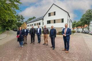 Bei der Abschlussbesichtigung waren mit dabei (von links): Janine Albrecht (Prokuristin und Leiterin Technik und Regiebetrieb, Wohnbau Salzgitter), Peter-Michael Gens (Aufsichtsrat), die Wohnbau-Geschäftsführer Christian Heinrich und Jens Bischoff, Uwe Sock (Aufsichtsrat), Vorsitzender des Aufsichtsrates Frank Klingebiel und Christian Striese (Aufsichtsrat).