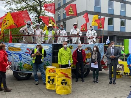 Übergabe des Antrags in Hannover an Landesumweltminister Olaf Lies.