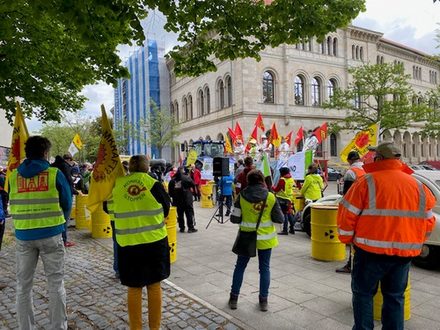 Übergabe des Antrags in Hannover an Landesumweltminister Olaf Lies.