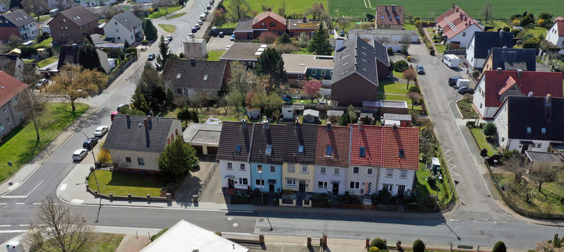 Gut erkennbar ist der ausgebaute zweite Abschnitt und der noch nicht ausgebaute dritte Abschnitt der Gerhart-Hauptmann-Straße.