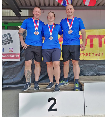 Björn Schulz, Ronja Behnke und Alexander Junge (von links) waren bei der Landesmeisterschaft der Berufsfeuerwehren erfolgreich.