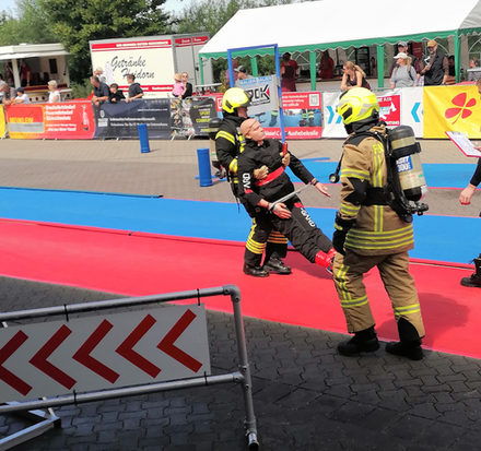 Das Ziehen einer 80 Kilogramm Puppe über eine Distanz von 30 Meter gehörte ebenso zu den Aufgaben des Slalomparcours wie das Ziehen eines gefüllten Schlauches über eine Strecke von 25 Meter.