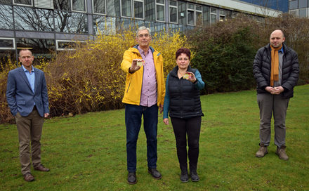 Susanne und Klaus Lehmann freuen sich über die Ehrenamtskarte als Zeichen der Wertschätzung ihres Engagements. Patrick Kolzuniak (rechts stehend), Geschäftsführer des Freiwilligenzentrums, ist verantwortlich für die Koordination der Ehrenamtskarte. Carsten Klotz (links stehend), Leiter des Fachdienstes Rats- und Kommunalangelegenheiten der Stadt Salzgitter, ist verantwortlich für die Zusammenarbeit mit dem Freiwilligenzentrum.