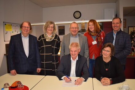 Oberbürgermeister Frank Klingebiel unterzeichnet die Vereinbarung im Beisein von (von links): Sozialdezernent Dr. Dirk Härdrich, Sabine Genther (SOS-Mütterzentrums), Klaus Schlinga (Caritas), Anke Kasten (Diakonie), Nicola Pöckler (AWO) und Christian Striese (Bürgerverein Steterburg).