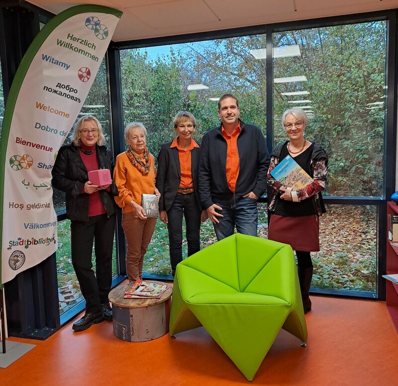 Freuen sich über die neue Lauschecke im Bereich der Kinderbibliothek der Stadtbibliothek Lebenstedt (von links): Barbara Henning, stellvertretende Bibliotheksleitung, Karin Verstegen, Vorsitzende der Bibliotheksgesellschaft, Christiane Voss und Thomas Wolf vom Verein „Wir helfen Kindern“ sowie Petra Behrens-Schröter von der Diakonie Salzgitter.