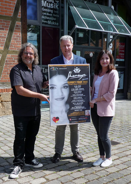 Freuen sich auf das Konzert (von links): Hartmut Schölch, Fachdienstleiter Kultur der Stadt Salzgitter, Stadtrat Jan Erik Bohling und die Organisatorin des Konzerts Natalia Schmidt.