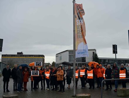 Mitglieder des Salzgitteraner Runden Tisches gegen Häusliche Gewalt, die Gleichstellungsbeauftragte der Stadt Salzgitter, Simone Semmler und Erster Bürgermeister Stefan Klein