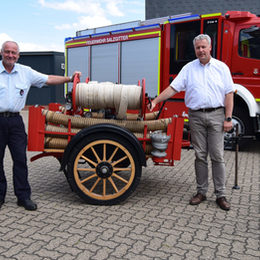 Dieser Tragkraftspritzen-Anhänger von 1905 wird von der Berufsfeuerwehr in den Besitz des Städtischen Museums Schloss Salder mit weiteren Objekten übergehen. Bei der Übergabe dabei (v.l.): Antje Ahrens vom städtischen Museum Schloss Salder, stellvertretender Fachdienstleiter Feuerwehr Martin Mann, Stadtrat Jan Erik Bohling und Pressesprecher Feuerwehr Marcus Spiller.