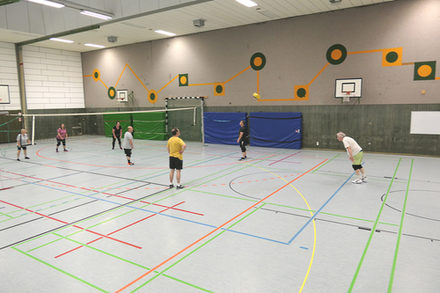 Gemeinsam aktiv sein: Beim Volleyball macht das viel Spaß.