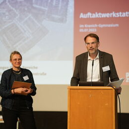 Stadtbaurat Michael Tacke und Lisa Nieße vom Planungsbüro plan zwei begrüßen die Gäste zur Auftaktveranstaltung im Kranich-Gymnasium.