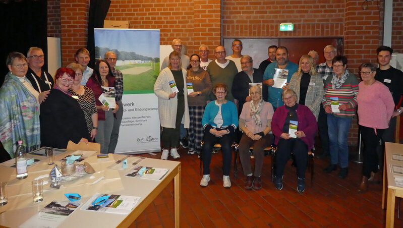 „Dankeschön“-Abend für die Neuwerk-Engagierten in der Jugend- und Kulturwerkstatt Forellenhof: Als Geschenk gab es die neue Broschüre „Jugend- und Bildungscamp der Stadt Salzgitter – 1961-2023: Neuwerk gestern und heute“.