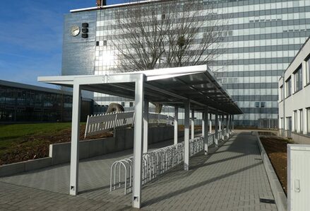 Die neue Fahrradabstellanlage vor dem Rathaus.