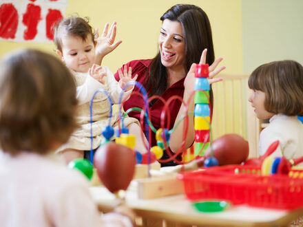 Freude an und Erfahrung im Umgang mit Kindern, den Betreuungsalltag gut organisieren und flexibel auf die Herausforderungen reagieren: Das gehört unter anderem zu den Aufgaben von Kindertagespflegepersonen. Am 4. Dezember startet eine Anschlussqualifizierung, für die es noch freie Plätze gibt.