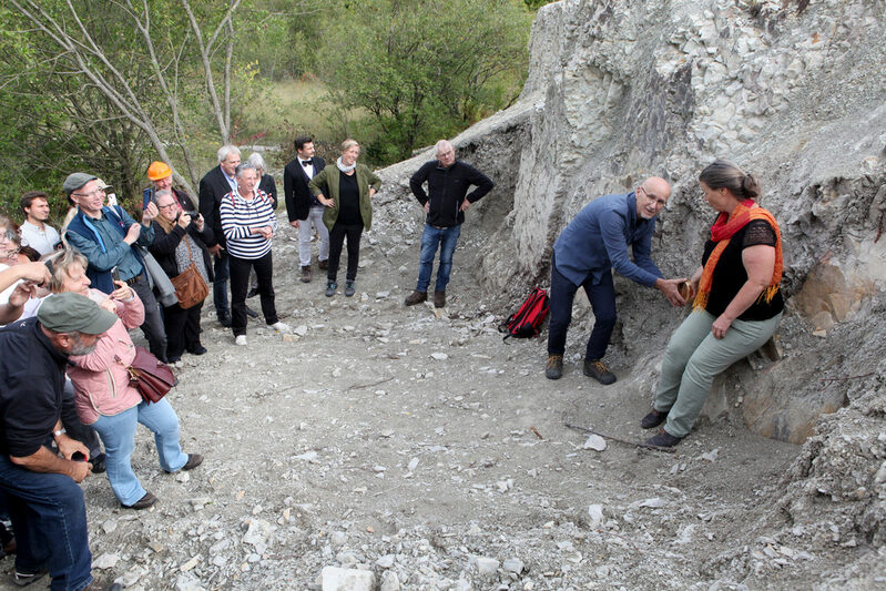 Prof. Silke Voigt und Prof. Ireneusz Walaszczyk (v.re.) bringen am 19.09.2023 den Goldenen Nagel in der Steinbruchwand im Steinbruch Salzgitter-Salder, die in einzigartiger Weise die erdgeschichtlichen Änderungen an der Grenze der beiden Kreidezeitalter Turon und Coniac vor 89,4 Millionen Jahren abbildet, an.Bildrechte: LBEG/Eike Bruns. Kostenfreie Verwendung im Zusammenhang mit Pressemitteilungen des LBEG zum Goldenen Nagel in Salzgitter-Salder.