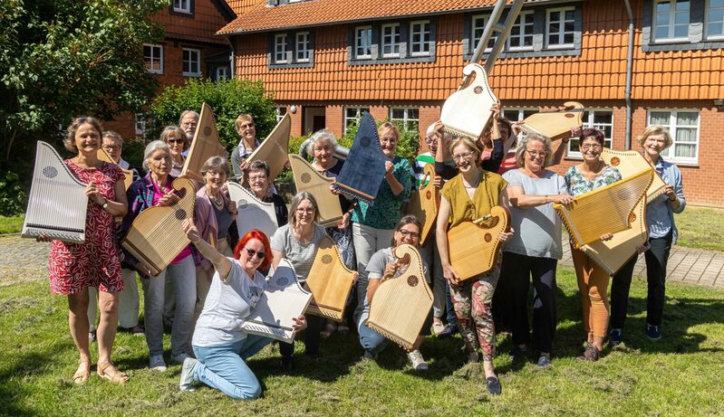 Sabine Petter (vorn links), Leiterin der Musikschule der Stadt Salzgitter und Christiane Rosenberger (vorn rechts), Leiterin der Kreismusikschule Peine, mit ihren Tischharfengruppen.