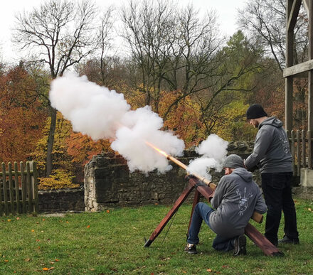 Zwei fachkundige Mitglieder der Interessengemeinschaft Dreißigjähriger Krieg Oderwald führten die Testschüsse mit dem Nachbau der historischen Waffe durch.