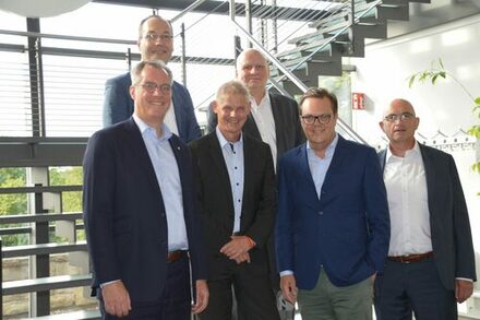 Gruppenbild von Gunnar Groebler, Vorsitzender des Vorstandes der Salzgitter AG, Johannes Eickmann, technischer Geschäftsführer der WEVG, Oberbürgermeister Frank Klingebiel, Christian Heinrich, Prokurist Salzgitter AG, Marten Bunnemann, Vorsitzender des Vorstandes der Avacon AG und Rainer Krause, kaufmännischer Geschäftsführer der WEVG