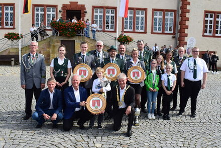 Die Erstplatzierten (Platz 1-3) des Schießens um die Titel der Stadtschützenkönigin, des Stadtschützenkönigs, der/dem Stadtjugendkönig/in und Stadtschülerkönig/in.  Mit Erstem Bürgermeister Stefan Klein (vorne links), Vorsitzender des Kreissportbundes Salzgitter, Clemens Löcke (vorne 2. Von links), Oberbürgermeister Frank Klingebiel (vorne rechts),