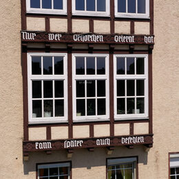 Balkenbeschriftung an der Ziesberg-Schule in Salzgitter-Bad.