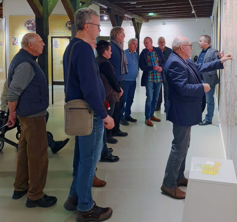 Ortsheimatpflegerinnen und Ortsheimatpfleger markieren Herkunftsorte auf der großen Schlesien-Karte in der Sonderausstellung „Ein Stück Himmelreich?! Schlesische Küche in Salzgitter“