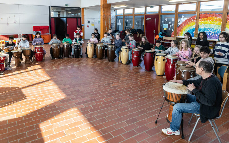 An zwei Tagen fand für alle vierten Klassen unter der musikalischen Leitung von Otto Jansen, Kurt Klose und Sonja Lee ein zweitägiger Trommelworkshop statt.