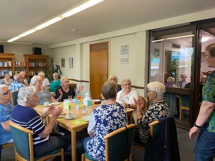 Die Seniorinnen und Senioren bei der Auftaktveranstaltung im Seniorentreff Lebenstedt.