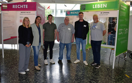 Eröffneten die Ausstellung in Salzgitter (von links): Bernadeta Kocot-Miczka, Leiterin des Teams Jugend- und Demokratiebildung im Fachgebiet Kommunale Kinder- und Jugendförderung, Stadtjugendpflegerin Martina Malak, Fabien Gebhardt aus dem Fachgebiet kommunale Kinder- und Jugendförderung, der die Rundgänge anbietet; Karl-Julius Meyer, Beiratsmitglied der Kinderkommission, Linus-Noah Slomka, Beiratsvorsitzender der Kinderkommission sowie Lars Tietjen, stellvertretendes Beiratsmitglied der Kinderkommission