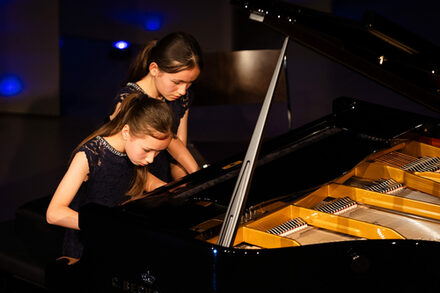 Mina Selina und Marie Elisa Himpel gewannen 2023 beim Carl-Bechstein-Wettbewerb in Berlin als Duo einen ersten Preis ex aequo in ihrer Altersgruppe.