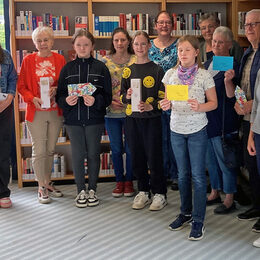 Die Gewinnerinnen und Gewinner der Cityrallye sowie Petra Stürmer von der Wohnbau (hinten Mitte) und Sylvia Fiedler, Leiterin der Stadtbibliothek (rechts).