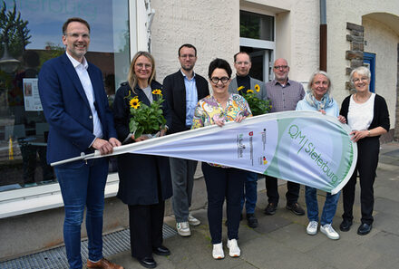 Gemeinsam für Steterburg engagiert (von links): Stadtbaurat Michael Tacke; Lisa Nieße, Inhaberin des Planungsbüros plan zwei, Quartiersmanager Maximilian Grafinger; Martina Hänsch, stellvertretende Leiterin des Referats Stadtumbau und soziale Stadt; Karsten Schröder, Geschäftsführer PLANUNGSGRUPPE STADTBÜRO; Andreas Bittner, Referatsleiter Stadtumbau und soziale Stadt; Quartiersmanagerin Sabine Naats und Petra Behrens-Schröter, Beauftragte der Diakonie.