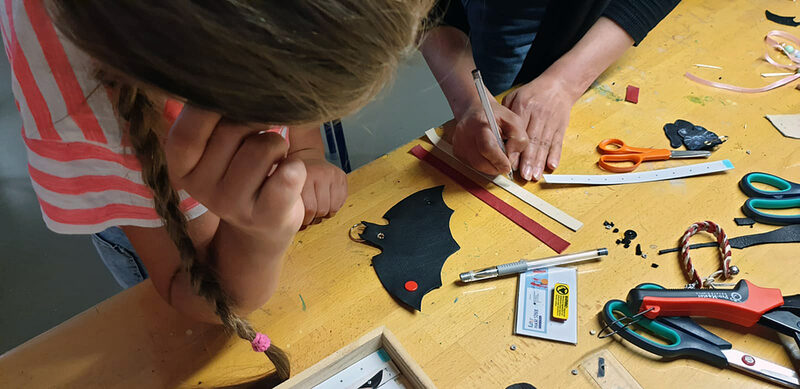 In der Lernwerkstatt im Schloß Salder gestalten die Kinder Armbänder und Schlüsselanhänger aus Leder.