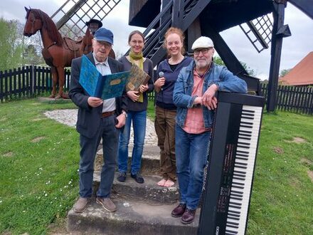 Die vier Vortragenden vor der Osterlinder Bockwindmühle: Von links Reinhard Försterling, Aneka Viering, Majimbi Mergner, Martin Krüger-Düsenberg.