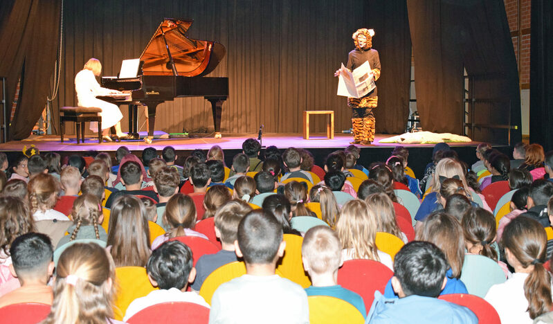 Streifentiger Claudia Runde von der Musikschule Detmold und Klavierlehrerin Natalia Gamper zauberten in der Kulturscheune.