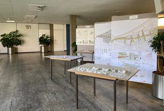 Die drei preisgekrönten Arbeiten in der Ausstellung im Rathaus Salzgitter.