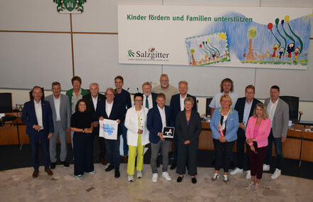 Gruppenbild der Präsidiumsmitglieder zusammen mit Ratsmitgliedern (mittig: Landtagspräsidentin Hanna Naber und Erster Bürgermeister Stefan Klein)