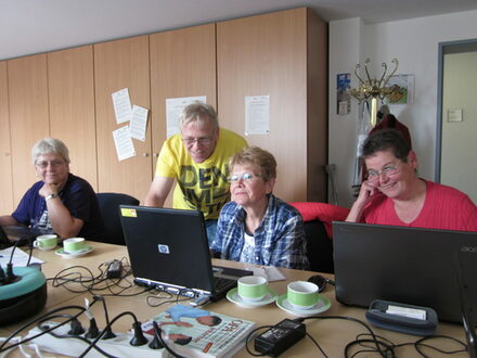 Das Bild zeigt Salzgitteraner Seniorinnen und Senioren bei einem Computerseminar.