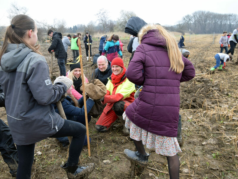 Die Realschule Gebhardshagen engagiert sich mit einem Schulwald aktiv für die Natur. Das knapp ein Hektar große Grundstück wird von der Stadt Salzgitter gepachtet und befindet sich zwischen Gebhardshagen und Salder direkt an der Fuhse. Bei der Einweihung feierten alle Beteiligten das neue Projekt „Schülwälder gegen Klimawandel“.