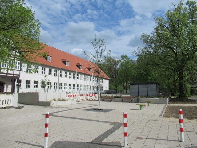 Der öffentliche Platz vor der Grundschule Steterburg wurde zu einem multifunktionalen Ort umgestaltet.