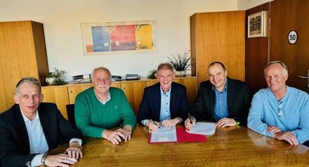 Glückliche Gesichter bei der Vertragsunterzeichnung: v.l. Jens Flügge (Stadt Salzgitter), Bernd Grabb (Vorstand SV Glück Auf), Oberbürgermeister Frank Klingebiel, Michael Kotzian und Armin Block (Vorstand SV Glück auf).