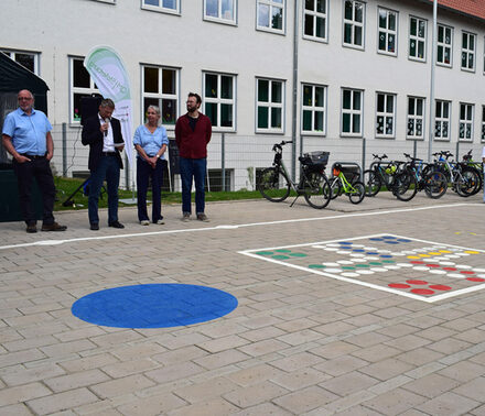 Stefan Klein, Erster Bürgermeister der Stadt Salzgitter (Mitte), begrüßte im Namen von Oberbürgermeister Frank Klingebiel, dem Rat der Stadt und der Verwaltung die Gäste. Er bedankte sich bei Quartiersmanagerin Sabine Naats, Quartiersmanager Max Grafinger und Andreas Bittner, Leiter des Referats für Soziale Stadt und Stadtumbau (links) für die Organisation und den Einsatz für Steterburg.