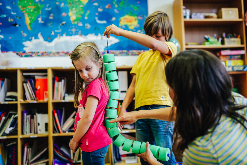 Der Workshop „Forschen rund um den Körper“ bietet pädagogischen Fach- und Lehrkräften viele Anregungen, um Kindern die Funktionsweise des Körpers vorzustellen.