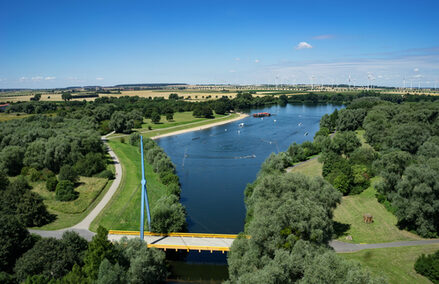 Luftbild des Salzgittersees mit der Pylonbrücke im Vordergrund.