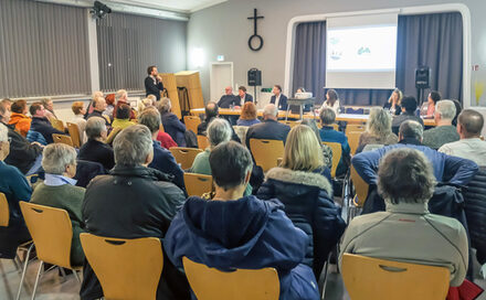 Stadtbaurat Michael Tacke (sitzend dritter von links), Andreas Bittner, Leiter des Referats Stadtumbau und Soziale Stadt (sitzend links), Quartiersmanager Maximilian Grafinger (stehend links) sowie die beteiligten Planungsbüros informierten über die drei in den nächsten zwei Jahren geplanten Baumaßnahmen in Steterburg.