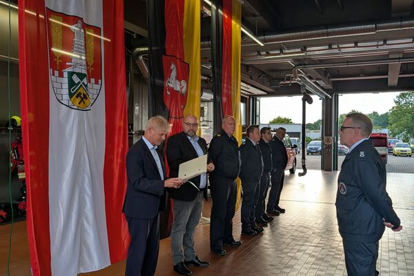 Oberbürgermeister Frank Klingebiel überreicht Ehrennadeln