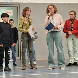 Vierte von rechts: Andrea Gaubatz-Gillmann, Dritte von rechts: Schulleiterin Christel Jamaszyk, Zweite von Rechts: Stadtbibliotheksleiterin Sylvia Fiedler und Dr. Henrik Stehlik (rechts, Stadtbibliothek)