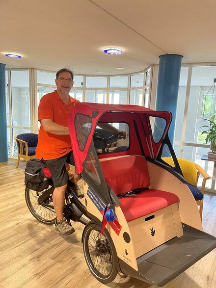 Bild von Mitarbeiter Matthias Graumann, der die Rikscha für die erste Ausfahrt testet