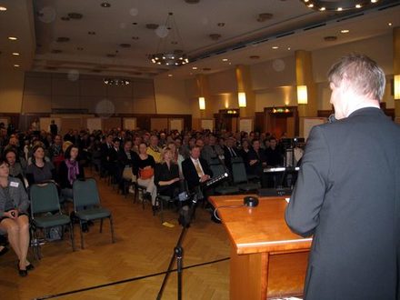 Oberbürgermeister Frank Klingebiel begrüßt die Teilnehmer und Gäste im Hotel am See.