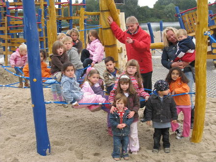 Oberbürgermeister Frank Klingebiel mit Kindern und zwei Erzieherinnen auf dem Piratenspielplatz am Salzgittersee.