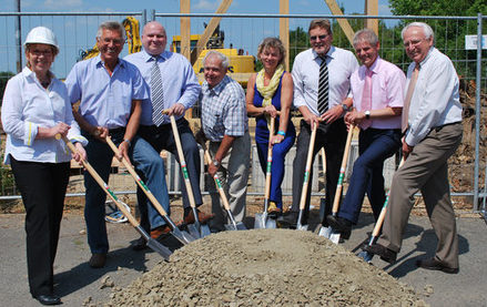 Von links: Stadträtin Christa Frenzel, Ortsbeauftragter Johanniter, Werner Maschke, Christian Heinrich (Glück Auf Immobilien), Ortsbürgermeister Uwe Cyron, Anja Wolfgram-Funke (BBS), Detlef Dürrast (Wohnbau), Oberbürgermeister Frank Klingebiel, Wohnbau‐Aufsichtsratsvorsitzender Rolf Stratmann. Foto: Johannier-Unfallhilfe