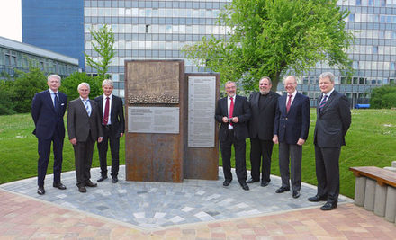 Enthüllten das neue Denkmal in Salzgitter (von links): Michael Kieckbusch, Vorstandsmitglied der Salzgitter AG, Peter-Jürgen Schneider, Niedersächsischer Finanzminister, Oberbürgermeister Frank Klingebiel, Helmut Lingstädt, Künstler, Wolfgang Räschke, der 1. Bevollmächtigte der IG Metall Salzgitter-Peine, Prof. Dr.-Ing. Heinz Jörg Fuhrmann, Vorsitzender des Vorstandes der Salzgitter AG und Ulrich Grethe, Vorsitzender der Geschäftsführung SZ-Flachstahl. (Foto: Stadt Salzgitter)